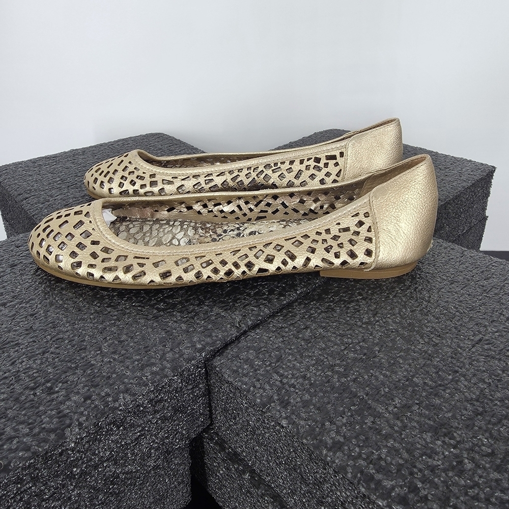Gianni Bini Gold Leather Flats Perforated Laser Cut Ballet Shoes Women's 6.5M